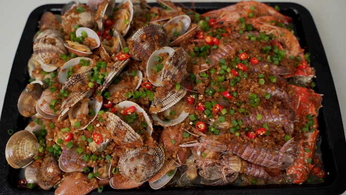 独家秘制蒜蓉酱教程来了，整一盘蒜蓉海鲜大咖，太顶了