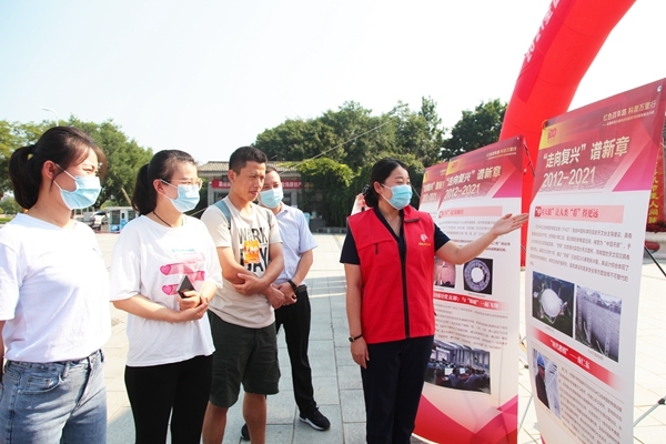 志愿者为游客义务讲解展板