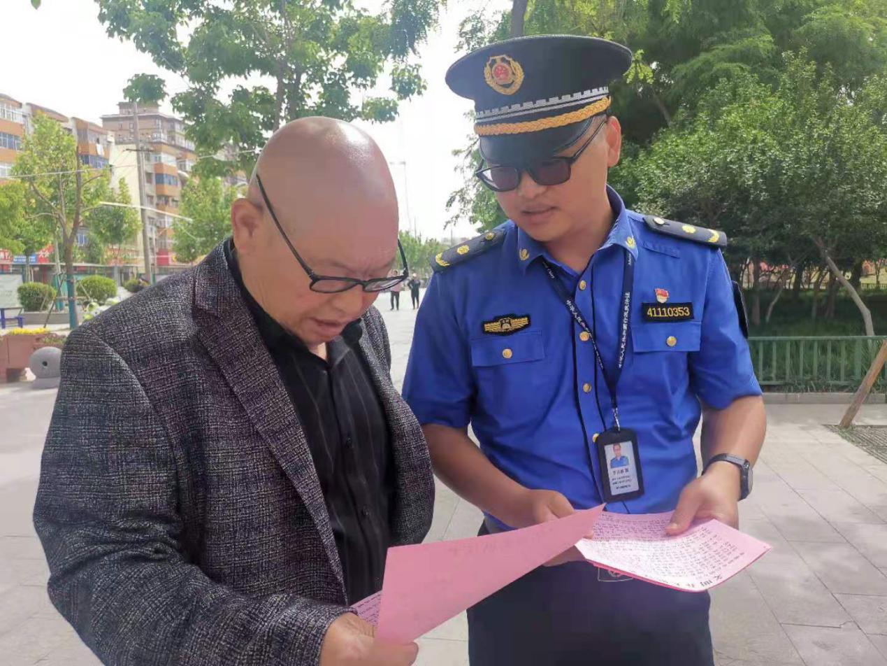 李昆鹏在文明养犬宣传工作中