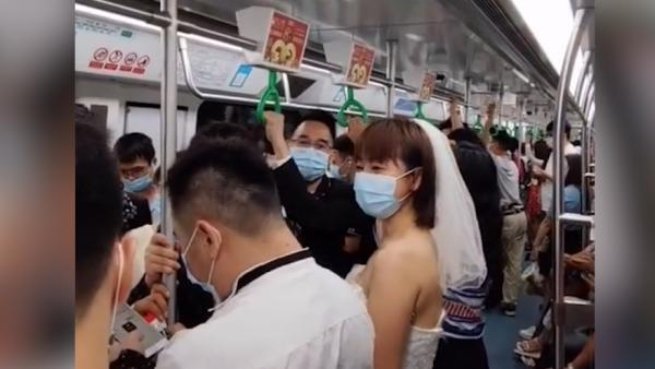 深圳一对新人挤地铁去婚礼现场，给乘客分发喜糖