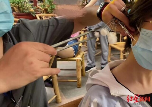 ▲一采耳师傅正在使用响夹。红星新闻记者 罗梦婕 摄