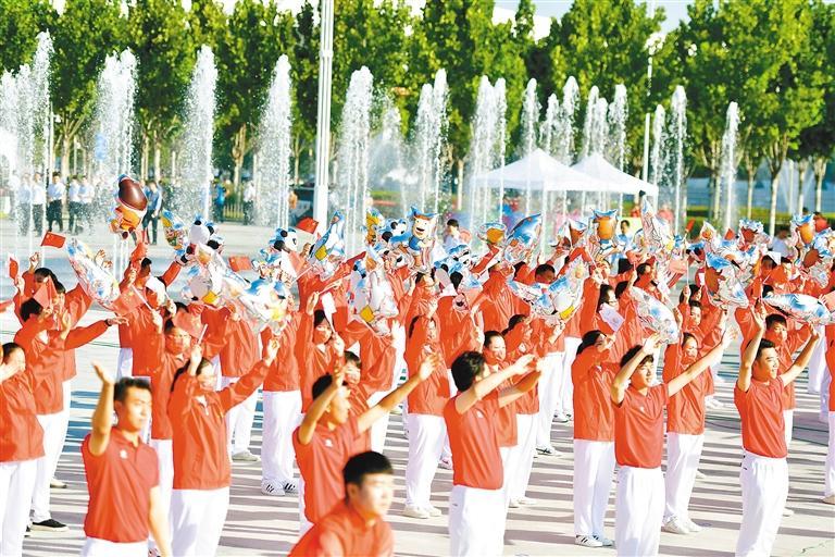 志愿者为火炬手加油鼓劲。 （西安报业全媒体记者 李学东 摄）