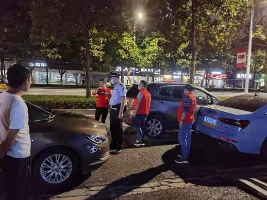 巡逻时为群众排忧解难