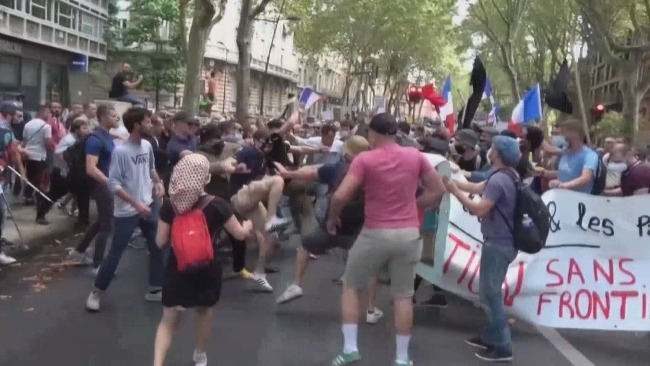 法国健康通行证引发大规模抗议 对立群体持棍棒互殴