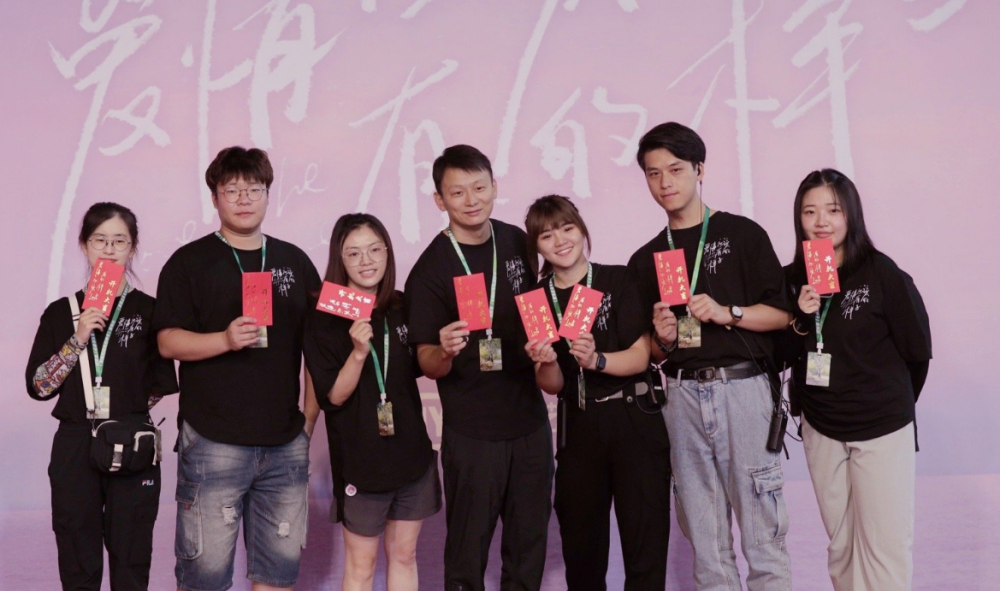 baby和小13岁男星一同参加导演婚宴 淡妆出镜甜如少女