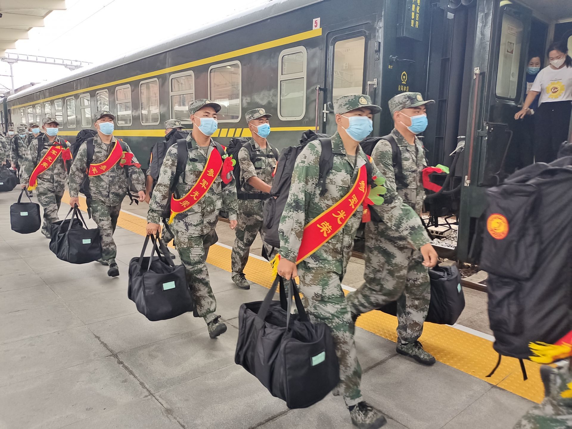 德州800余名秋季入伍新兵奔赴军营!大学毕业生占比55%以上