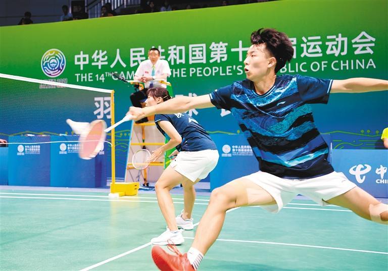 陕西省羽毛球队赵培燚(右一)与搭档韩雨鑫在混双比赛中。 (记者 翟小雪 摄)