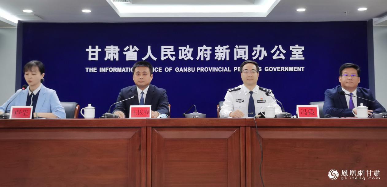 首届“陇剑杯”网络安全大赛新闻发布会现场 闫琴雯 摄