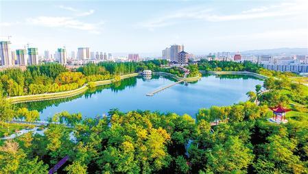 白银市金岭公园等众多生态公园成为重要的城市“绿肺” 资料图