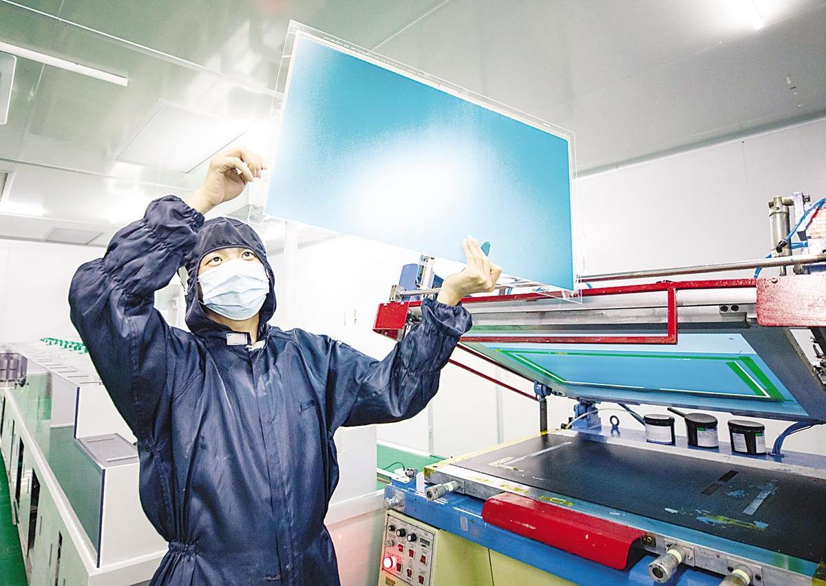 8月24日，湖北泛力科光电有限公司（武穴）无尘车间，员工正在加紧赶制触摸屏订单。（湖北日报全媒记者 薛婷）