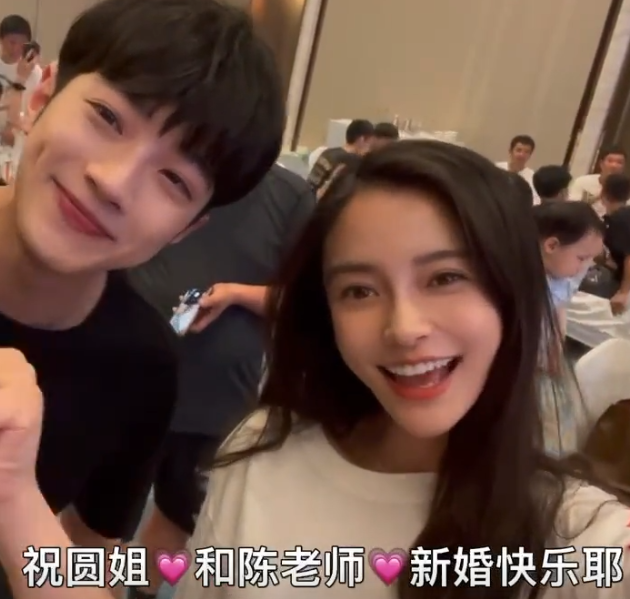 baby和小13岁男星一同参加导演婚宴 淡妆出镜甜如少女