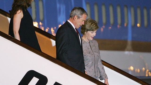 小布什任期内4次访华，加强与中国在经贸和反恐问题上的合作