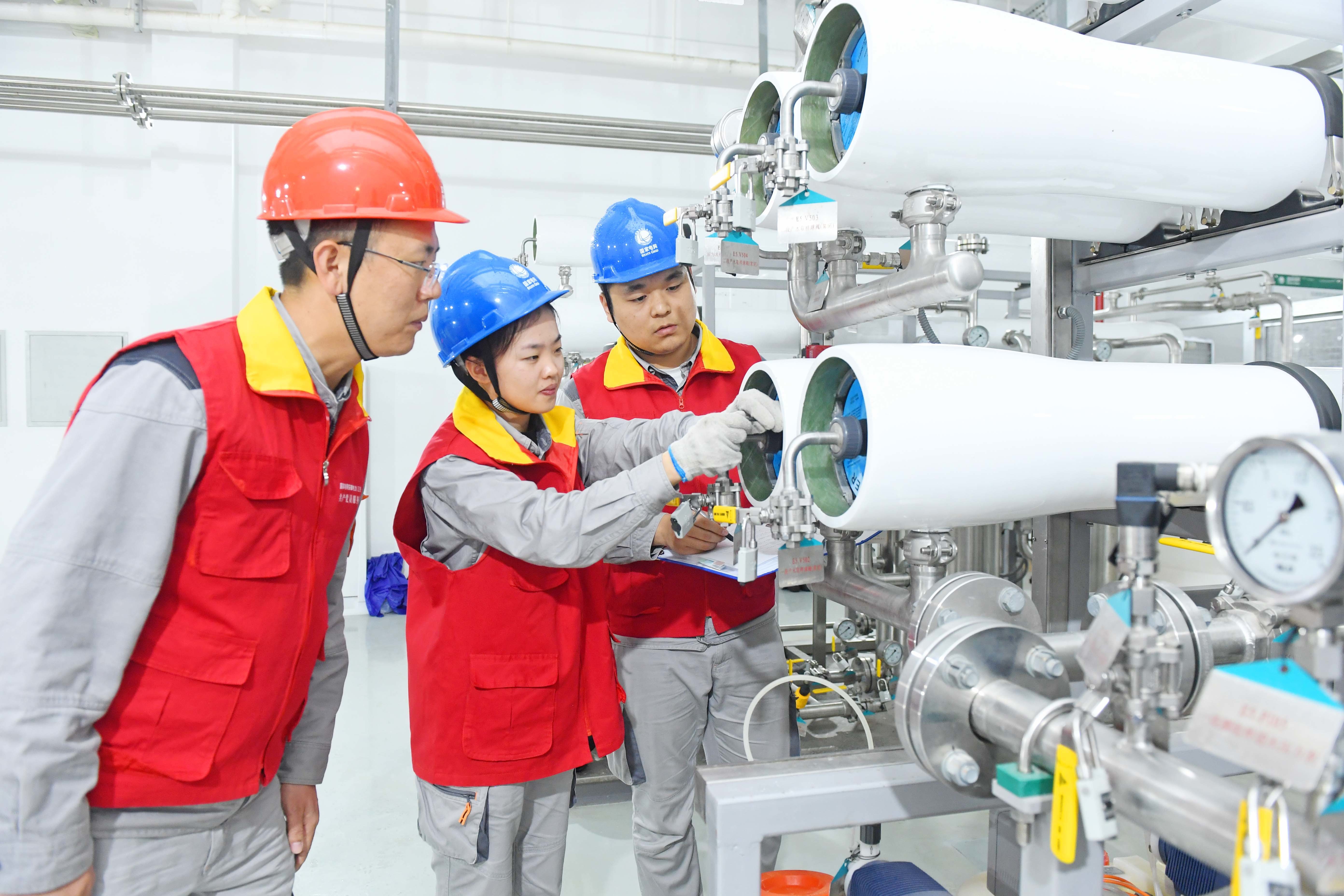 古泉换流站检修人员正在开展设备检修工作