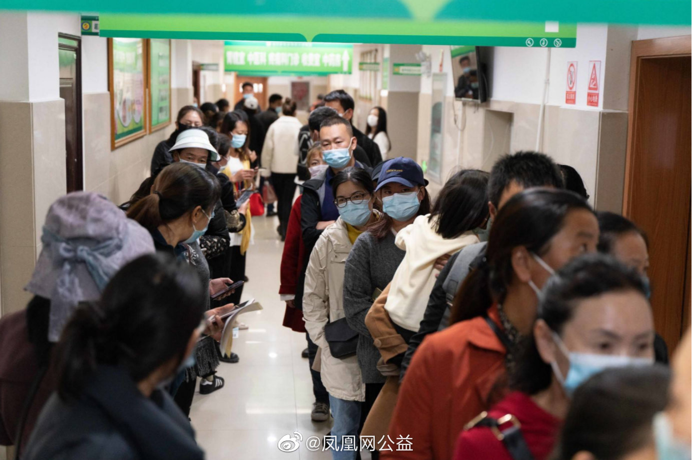 图:迪庆藏族自治州人民医院皮肤科候诊现场