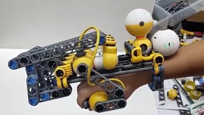 Mabot机器人变身可穿戴机械手套