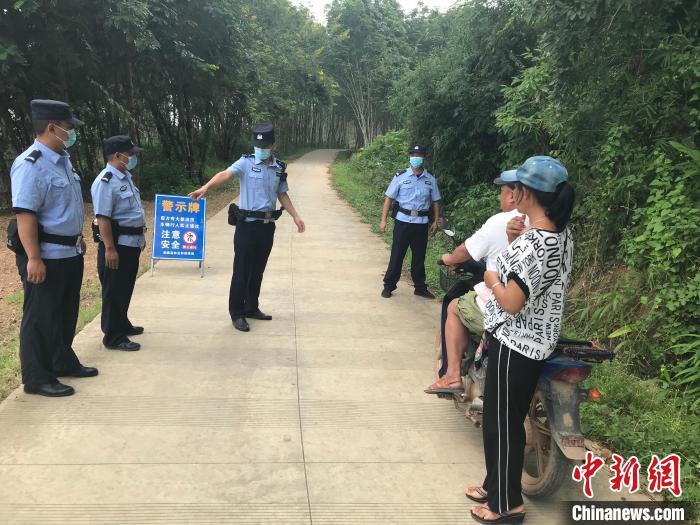 西双版纳：亚洲象一家三口“跨国游” 还到警营“串门”
