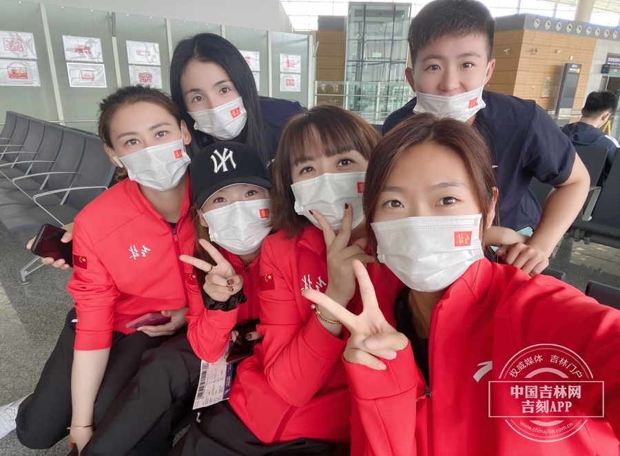 姑娘们做出胜利的手势