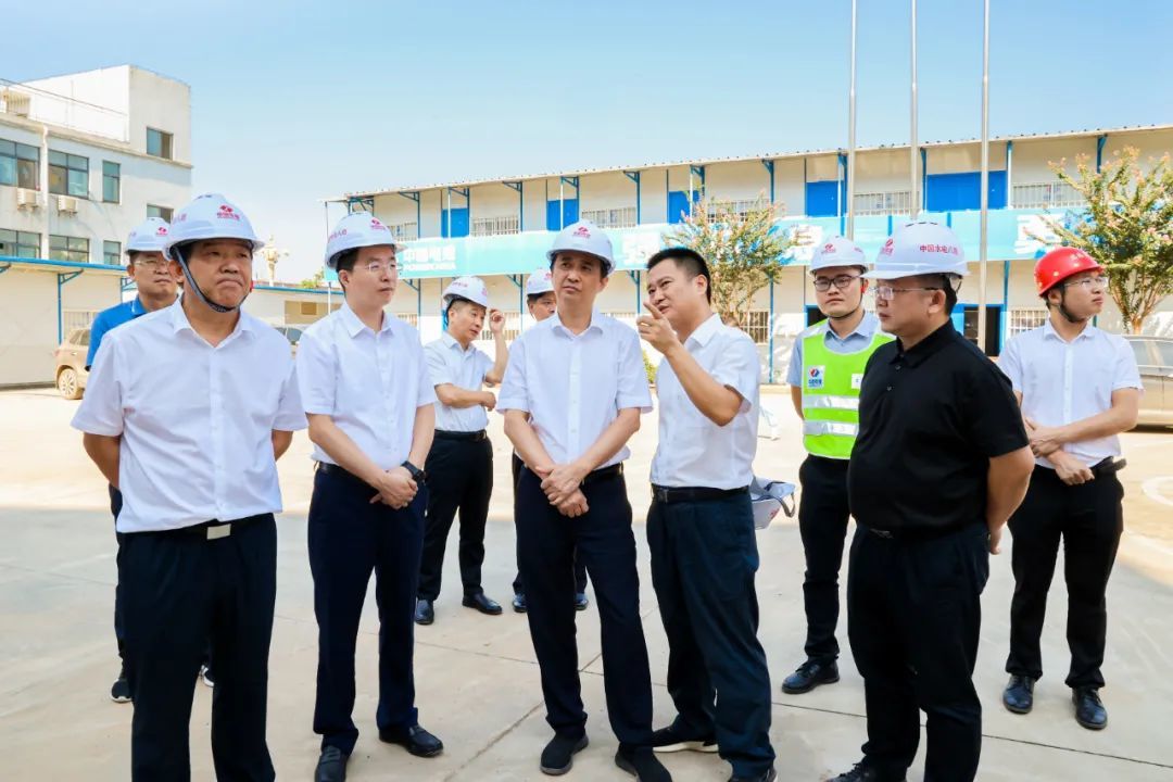 刘锋在科创小镇项目了解项目推进情况。(余乐俭 摄)