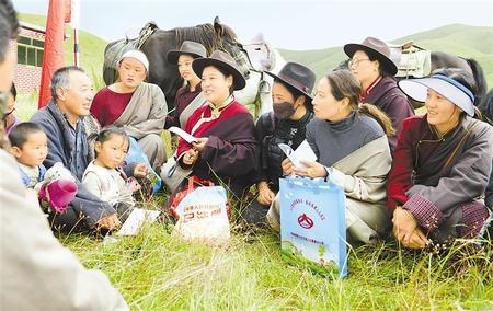 女子宣讲队队员为合作社社员宣讲草原生态保护补助奖励政策
