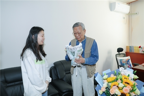 西安翻译学院董事长丁晶,校长崔智林教师节看望慰问名誉校长孙天义