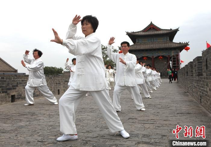 图为广府古城城墙上，当地居民在习练太极拳。　胡高雷 摄