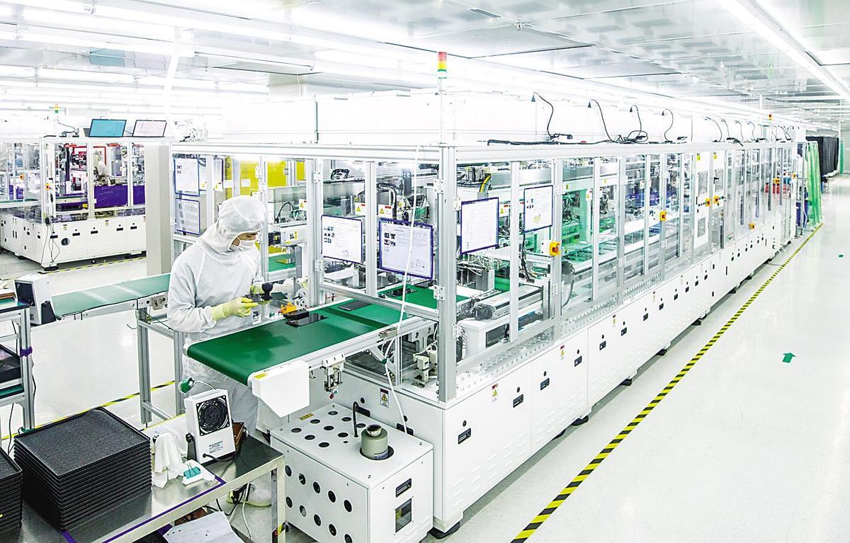 5月14日，湖北联新显示科技有限公司无尘车间内，自动化生产线有序运转，工人正赶制订单。 （湖北日报全媒记者 薛婷 通讯员 李干胜 摄）
