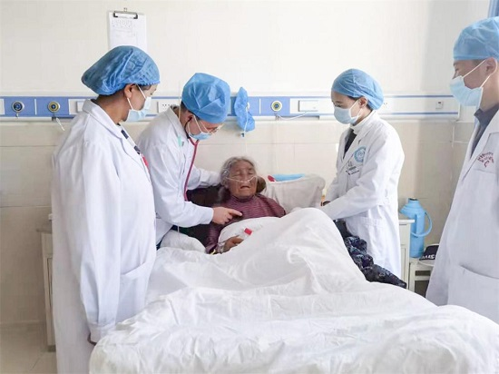 常德一医院感科科长周诗孝为当地一位84岁的藏族老人查体