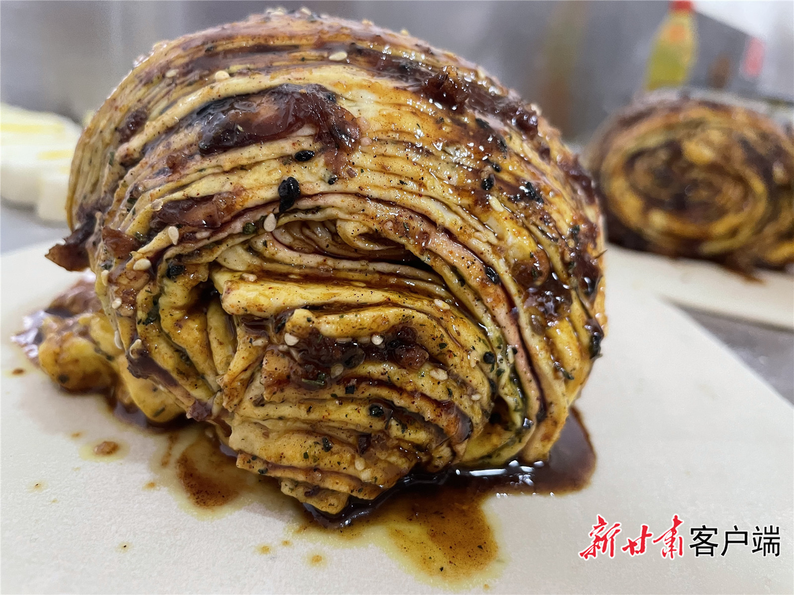 陇上“土月饼”开出“花” 层层叠叠卷出家乡味