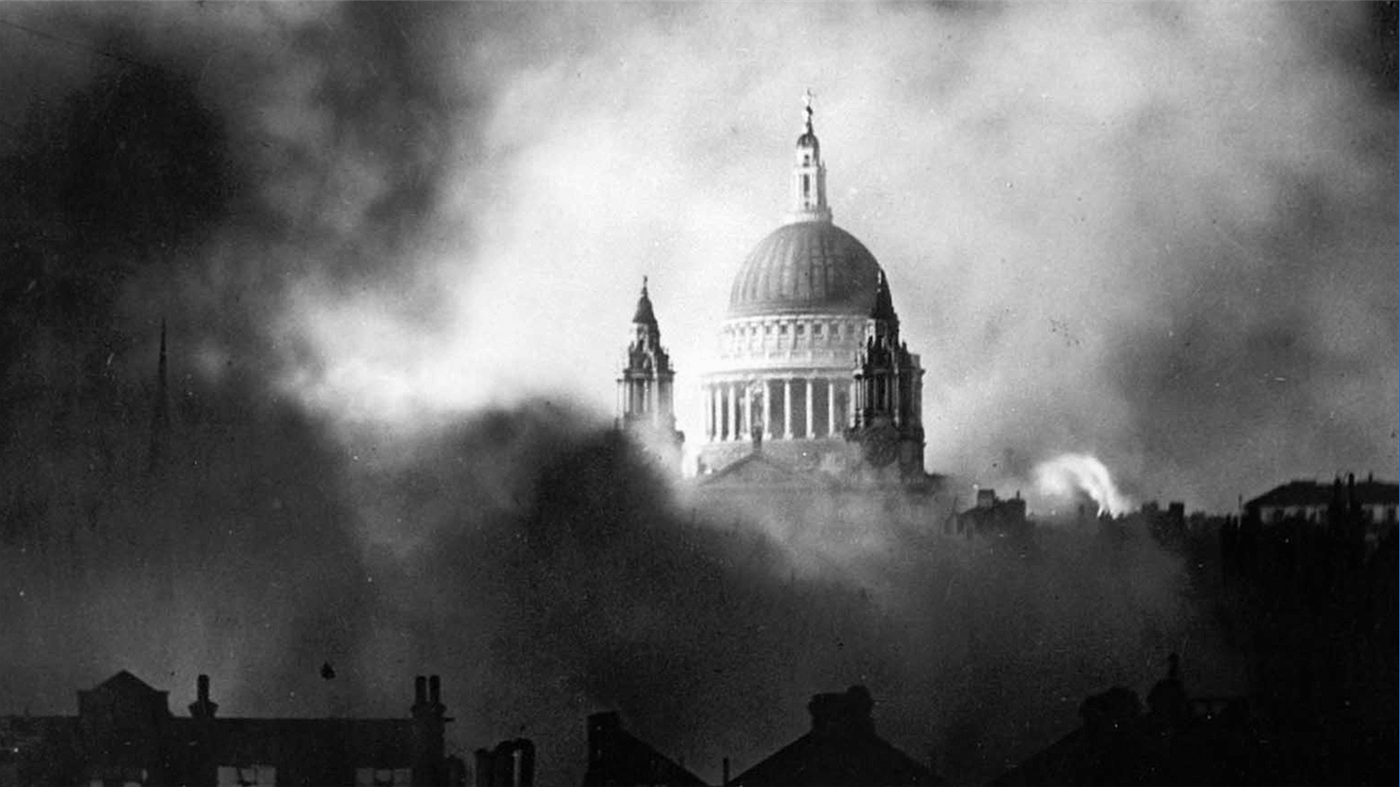 1940年德军轰炸机向伦敦投下2.2万枚燃烧弹，英国首都成为火海