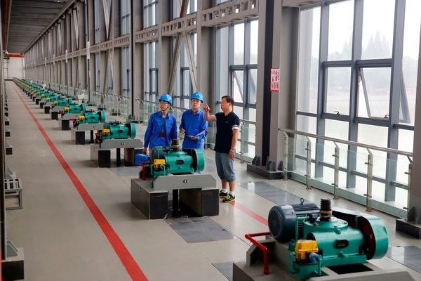 9月12日，浙江宁波供电公司员工前往雨污水泵站、姚江大闸等地开展“防汛防台风”安全用电专项检查。朱珊珊 王幕宾 摄