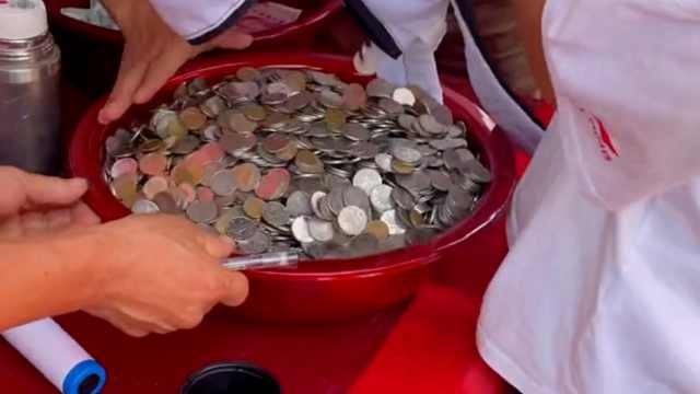 好友婚礼男子用硬币随礼，轮到自己结婚收到一盆硬币回礼