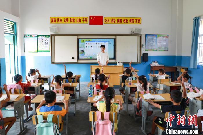 图为赖家益正在上课。　王伟臣 摄