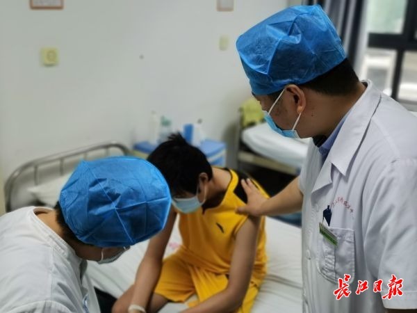俯身和病人交流。长江日报记者毛茵 摄