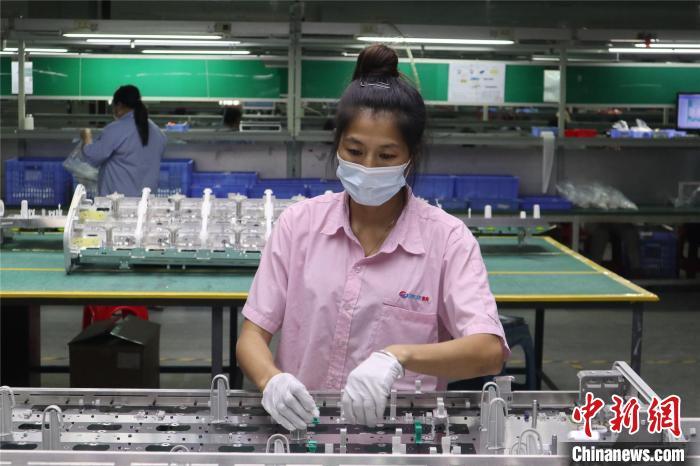 图为振亮精密科技生产线上的工人。 孙秋霞 摄