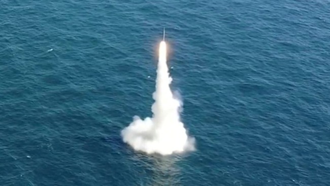 韩国成功试射自主研发的潜射弹道导弹