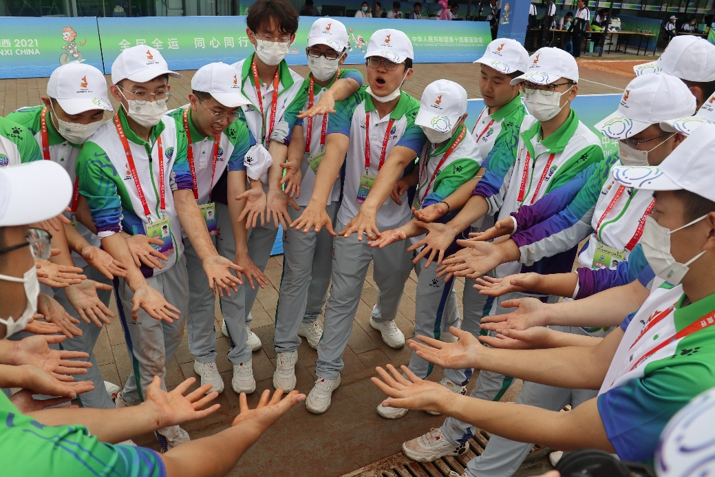 十四运会小轮车赛场中的交大志愿者身影