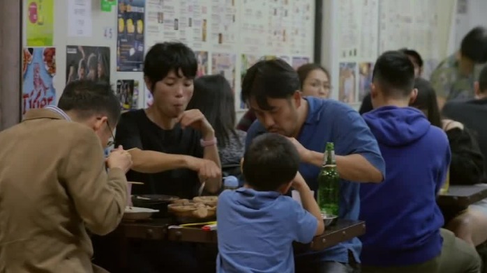 香港兴记煲仔饭有多火？周末夜晚能卖上千煲饭