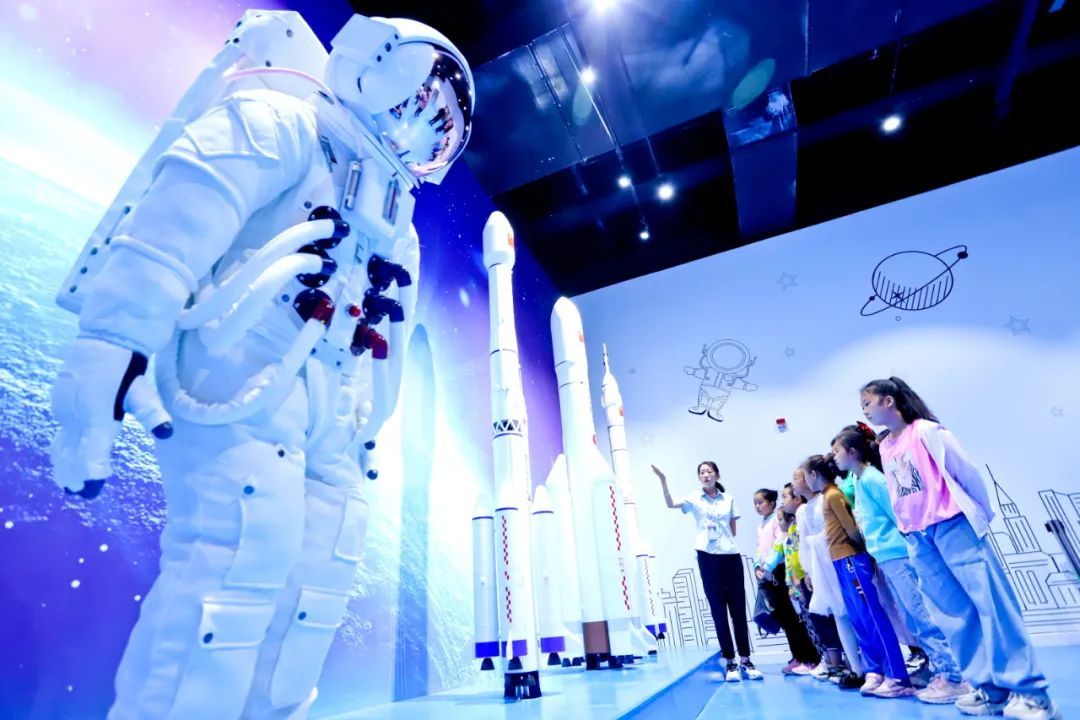 2021年9月11日,张掖科技馆体的工作人员在向小朋友讲述中国航天历程.