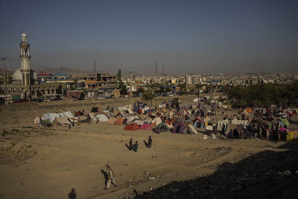 探访阿富汗难民营 儿童在其中玩耍_凤凰网资讯_凤凰网
