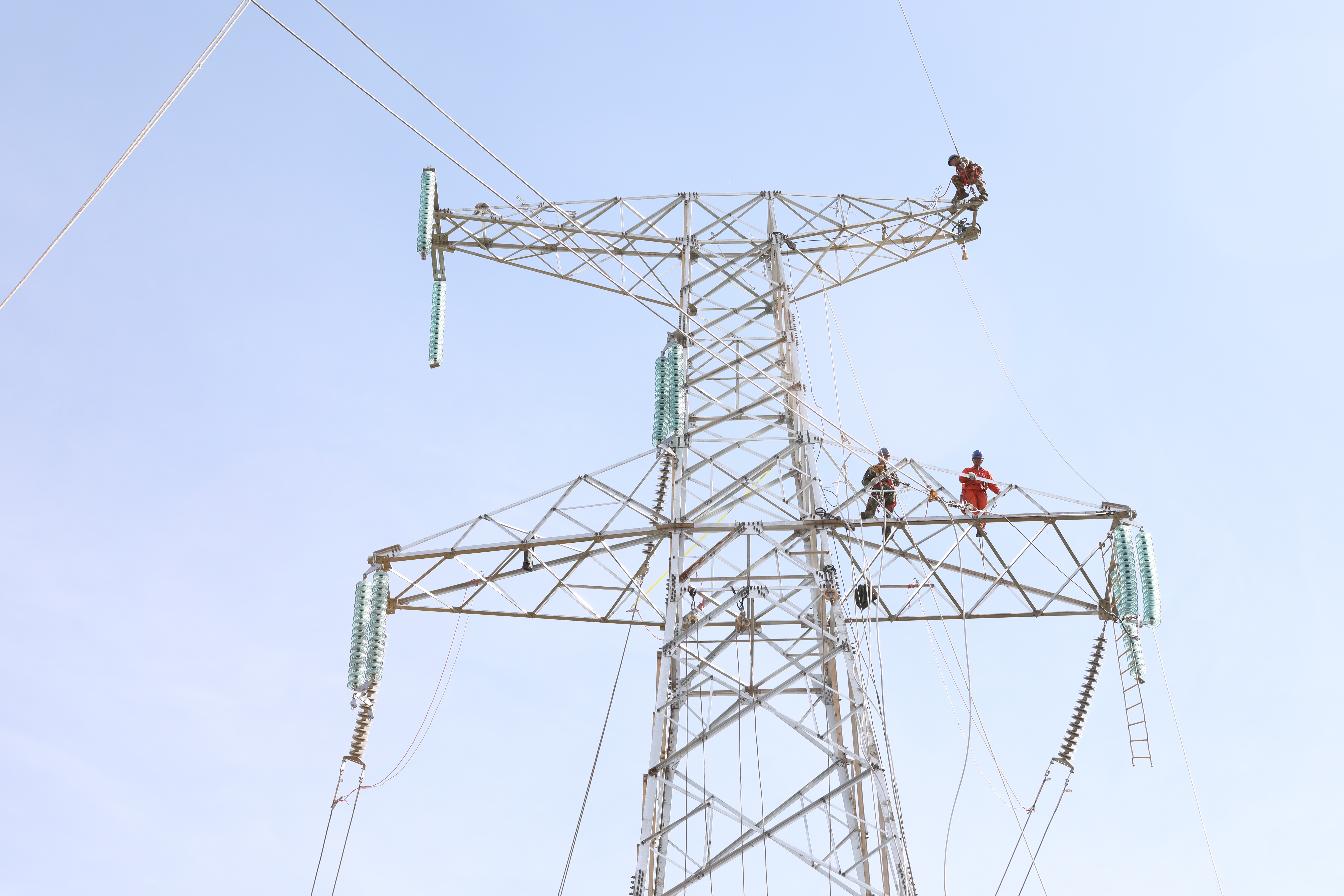 佳鶴電鐵鶴崗南牽引站外部供電工程220千伏輸電線路全線貫通