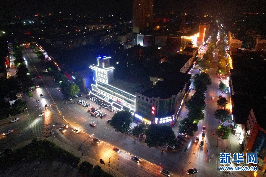 图为富强东路夜景