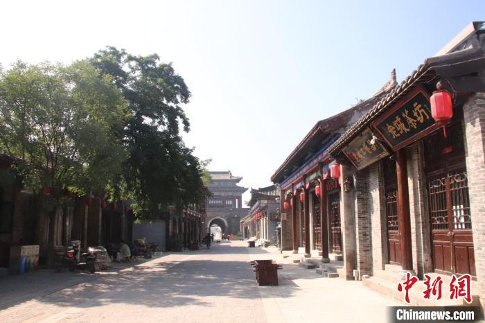 图为经过提升改造后，重现明清古韵的广府古城南大街。　赵明 摄