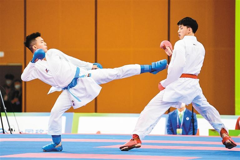 陕西队吴思烙（左）在比赛中。（记者 郝钟毓 摄）