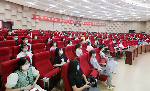 江西经济管理干部学院党委书记潘晓华为新生讲授“开学第一课”