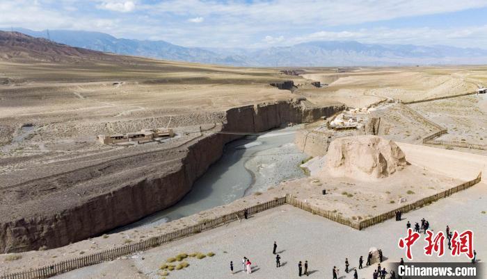 图为2021年7月26日，航拍明代万里长城西部的起点——万里长城第一墩。(资料图) 高展 摄