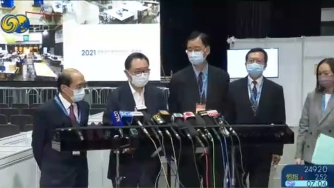 香港选举管理委员会主席：对点票工作延至清晨 感到非常抱歉