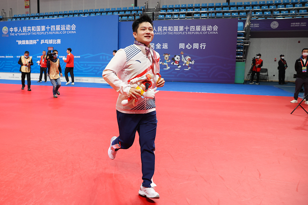 樊振东战胜马龙后兴奋地一路小跑