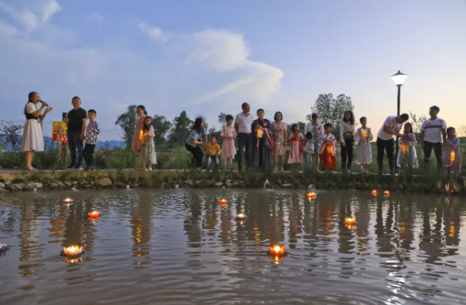 9月19日，梁平区图书馆组织市民在万石耕春·碗米民宿放花灯。