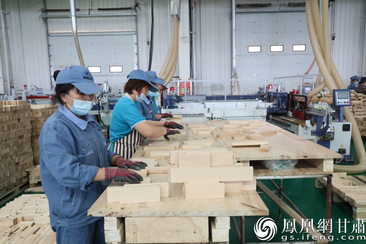 今年1月，兰州新区集成材智能加工中心生产的木制品首次出口越南，发展进入新阶段。兰州新区商投集团供图