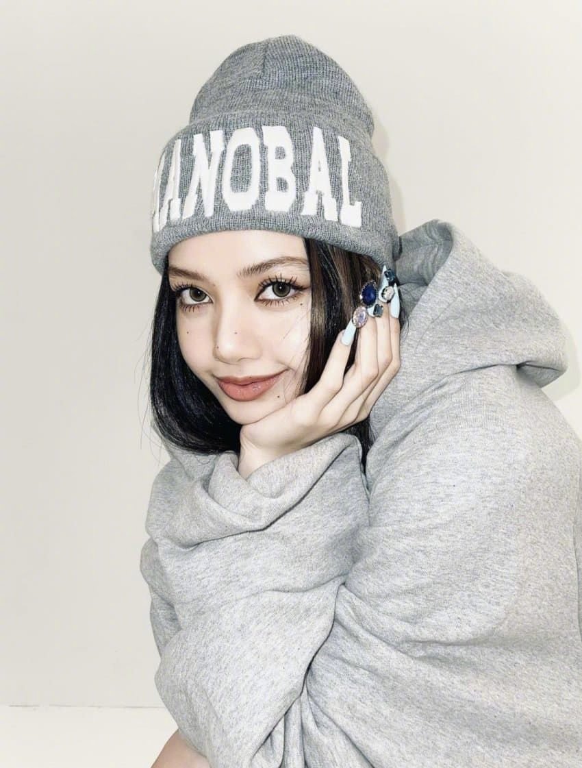 lisa烟熏妆写真酷飒十足下衣失踪毛线帽时尚撩人